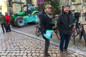 im Rahmen der WLV-Aktionswoche kamen münstersche Landwirtinnen und Landwirte auf dem Lambertikirchplatz mit Bürgerinnen und Bürgern ins Gespräch. (Foto: Michael Bührke)