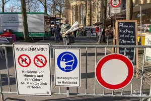 Wegen des erneuten Anstiegs der Inzidenz muss in Teilen des Wochenmarktes ab Mittwoch wieder eine Maske getragen werden. (Archivbild: Thomas Hölscher)