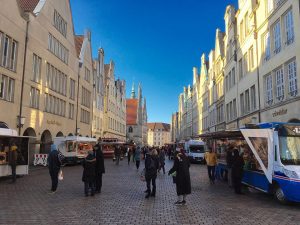 Um die Abstands- und Hygieneregeln einzuhalten, wurde der Wochenmarkt im März entzerrt, die Stände verteilen sich seitdem auch auf dem Prinzipalmarkt. Das soll bald vorbei sein.  (Foto: Richard Halberstadt)