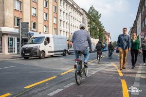 Während in dieser Woche das "Reallabor Wolbecker Straße" läuft, bleibt der sonst geteilte Fuß- und Radweg dem Fußverkehr vorbehalten, Radfahrer müsen nun auf die Straße wechseln. (Foto: Thomas Hölscher)