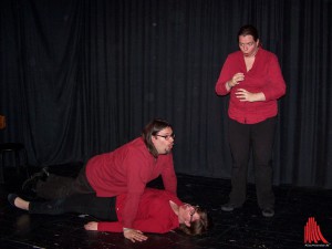 Sven Stratmann, Hannah Hardenberg und Rebecca Stratmann beim Dreh des „vermutlich langweiligsten, aber naturverbundensten Pornos.“ Vorgabe: Jodeln und (Alpen-)Horn. (Foto: ar)