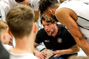 Headcoach Philipp Kappenstein und seine Spieler von den WWU Baskets sind auf den Saisonstart gespannt. (Archivbild: Claudia feldmann)