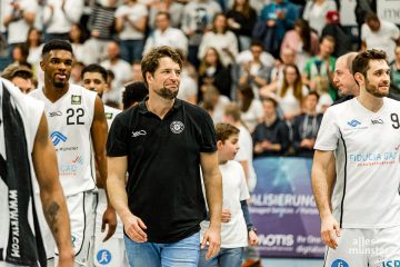 Beim Auswärtsspiel gegen die Dresden Titans wird Headoach Philipp Kappenstein (Mitte) am Sonntag auf einige wichtige Spieler verzichten müssen. (Archivbild: Claudia Feldmann)