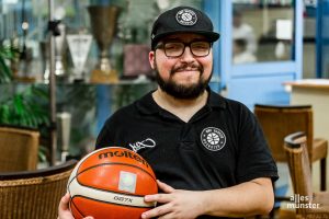 Marco, Mannschaftsbetreuer und heimlicher Star der WWU Baskets. (Foto: Claudia Feldmann)