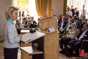 Verteidigungsministerin Ursula von der Leyen spricht beim Symposiums Oeconimicum im Schloss. (Foto: th)