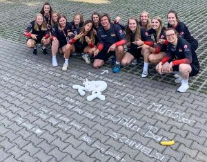 Das Team der WWU-Volleyballerinnen um Trainer Nils Kaufmann bedankt sich bei allen, die in der Heimat die Daumen gedrückt haben. (Foto: privat)