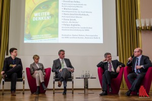 Unter anderem auf dem Podium: (v.l.) Moderator René Bucken (Radio Q), Regierungsvizepräsidentin Dorothee Feller, Moderator Norbert Robers (WWU), Polizeipräsident Hajo Kuhlisch und Oberbürgermeister Markus Lewe. (Foto: th) 