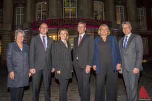 Mit Rektor Johannes Wessels (4. v.l.) im Führungsteam der Universität bleiben Dr. Marianne Rabenstein (Prorektorin Studium und Lehre), Matthias Schwarte (Kanzler) sowie die neuen Prorektoren Prof. Dr. Maike Tietjens (Strategische Personalentwicklung), Prof. Dr. Monika Stoll (Forschung) und Prof. Dr. Michael Quante (Internationales und Transfer). (Foto: th)