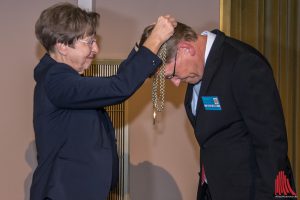 Ursula Nelles übergibt die Rektorenkette an ihren Nachfolger Johannes Wessels. (Foto: th)