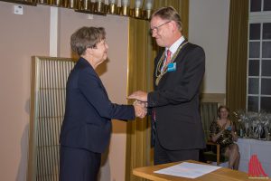 Professor Ursula Nelles beglückt ihren Nachfolger Professor Johannes Wessels bei der feierlichen Rektoratsübergabe im Schloss. (Foto: th)