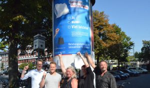 Kirsten Hansen von Zartbitter Münster (m.) freut sich mit Melanie Braasch von der WALL GmbH und den Dozenten Jakob Maser (li.) und Paul Plattner-Wodarczak (re.) sowie Student Pascal Reckel über die gelungene Plakatkampagne. (Foto: Albert Bartel)