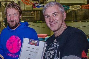 Bernd Redeker (li.) und Reiner Schlag, Betreiber der Gorilla Bar in der Altstadt, sind die Tierpaten von Demba. (Archivbild: Thomas Hölscher)