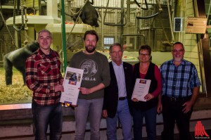 (v.l.:) Rainer Schlag und Bernd Redeker (Gorilla Bar), Zoochef Jörg Adler, Elke und Jochen Kramer (Foto: th)