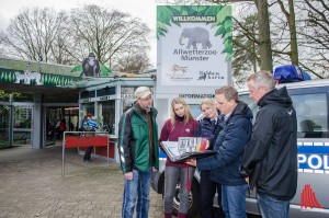 Aufrüsten gegen Einbrecher: (v.l.:) Dr. Dirk Wewers und Dr. Simone Schehka mit Angela Lüttmann, Stephan Höltker und Volker Kriens vom Polizeipräsidium Münster. (Foto: th)