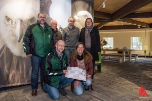 (v.l.:) Zoo-Chef Dr. Thomas Wilms, Prof. Ulrich Martini, Kurator Dr. Dirk Wewers, Grafiker Oliver Hartmann, Daniela Imholt vom Artenschutz-Zentrum und Kuratorin Dr. Martina Raffel. (Foto: th)