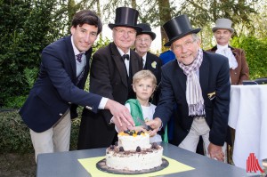 Nicht nur Alt und Jung, auch zwei Zoo-Dynastien schneiden hier die Torte an: (v.l.) Leonard Landois, Hermann Landois einerseits und Jonas Adler und Jörg Adler andererseits. (Foto: th)