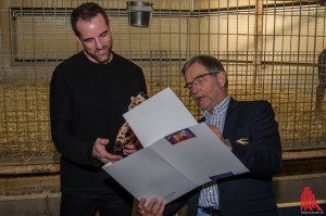 Zoochef Jörg Adler (re.) überreicht Christoph Metzelder die Patenschaftsurkunde für Giraffe "Rocky". (Foto: th)