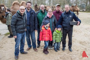 (v.l.:) Christoph Hausdorf & Oliver Harbring (Antenne Münster), Zoochef Thomas Wilms, Tierpatin Christiane Schürmann mit den Kindern Sophia und Linus, Revierleiter Ferdinand Heinemann und Tierpate Dennis Schürmann. (Foto: th)