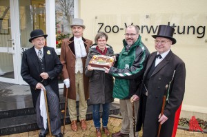 Der neue Zoodirektor Dr. Thomas Wilms (2.v.r.) wurde heute im Allwetterzoo begrüßt. Dort traf er auch auf Zoo-Gründer Prof. Landois in Form von Gerhard Schneider (re.) von der Abendgesellschaft Zoologischer Garten. (Foto: th)