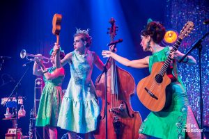 Ein bißchen Theater boten die drei Damen in den grünen Roben auch, passend zum Ort. (Foto: Thomas Hölscher)