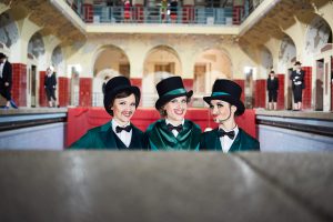 Beim Videodreh im Schwimmbecken des alten Leipziger Stadtbads: (v.l.) Sinje Schnittker, Jule Balandat und Tina Werzinger. (Foto: Franca Hengstermann)