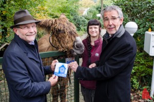 Bei Jörg Adler, Esel Frido und Tierpflegerin Nina Klegin im Zoo haben es Einbrecher schwer. Polizeipräsident Hajo Kuhlisch (re.) überreichte die Plakette zur Kampagne "Zuhause sicher". (Foto: th)