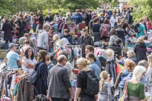 Am Samstag lockt zum letzten Mal in dieser Saison der Flohmarkt auf die Promenade vom Schloss bis zum Aasee. (Foto: Carsten Pöhler)