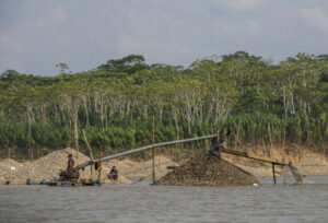 Menschen gewinnen Gold aus dem Fluss Madre de Dios, etwas außerhalb von Boca Colorado, Peru. (Foto: ZGF/Daniel Rosengren)