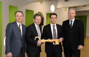 Stabwechsel nach zehn Jahren (v.l.): Prof. Martin Schulze Schwienhorst, Prof. Norbert Roeder, Prof. Robert Nitsch und Dr. Christoph Hoppenheit. (Foto: UKM / Sylwia Marschalkowski)