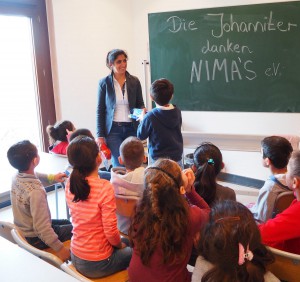 Dr. Tannaz Westerberg von NIMA’s e.V. verteilt Schulstarterpakete an Flüchtlingskinder in der Johanniter betriebenen Flüchtlingseinrichtung an der Münzstraße. (Foto: Thiemann)