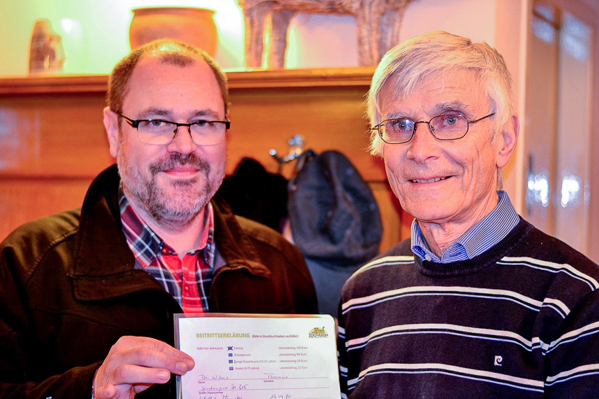 Übergabe des Mitgliedsantrags: Dr. Thomas Wilms (li.) und Helge Peters, Vorstandsvorsitzender des Zoo-Vereins. (Foto: Zoo-Verein)